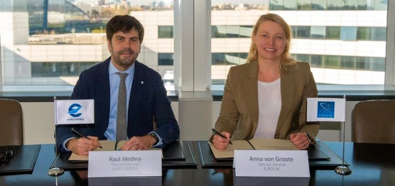 Anna von Groote, directora general de Eurocae, junto a Ral Medina, director general de Eurocontrol, tras la firma del MoC entre ambas entidades.